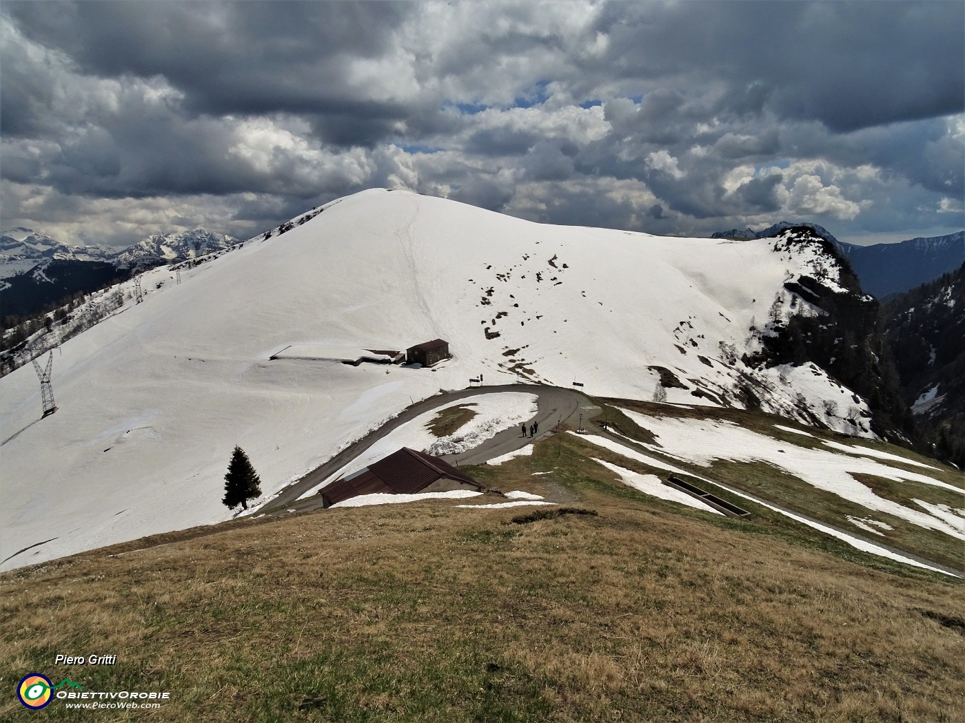 72 Il bianco innevato Montu (1854 m) che vado a salire per la prima volta.JPG